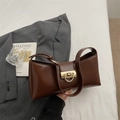 Dettaglio della borsa sottobraccio in pelle marrone scuro con fibbia in metallo dorato - Marrone