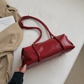 Dark red cylindrical Boston bag in patent leather texture with gold metal rings - No Pendant / Red