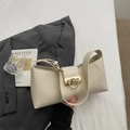 Dettaglio borsa baguette in ecopelle color crema con fibbia dorata e tracolla raffinata - Bianco Sporco