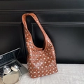 Caramelbraune Hobo-Bag mit silbernen Nieten und einem geräumigen, modernen Schultergurt - Braun