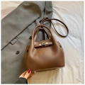 Elegante dunkelbraune Beuteltasche aus Leder mit Silberverschluss und Riemen - Braun Ohne Anhänger