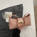 Dettaglio della borsa sottobraccio in pelle PU rosa chiaro con elegante chiusura dorata - Rosa