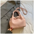 Rosafarbene Eimertasche aus Leder mit Litschi-Muster und silbernem Drehverschluss - Rosa Ohne Anhänger