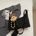 Retro-Achseltasche in Schwarz mit weißen Punkten, Plüschbär-Anhänger und Perlenkette - Schwarz mit Anhänger