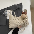 Schicke beige gepunktete Schultertasche mit Teddybär-Anhänger und elegantem Kurvendesign - Cremeweiß Mit Anhänger