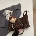 Braune Schultertasche mit Polka-Dots und süßem Plüschbären-Anhänger für Damen - Kaffee mit Anhänger