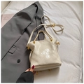 Borsa a secchiello trapuntata crema con finitura lucida e manico a catena dorata - Bianco Riso (Senza Ciondolo)