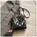 Sac seau matelassé noir tendance avec chaîne dorée pour le transport urbain - Noir sans Pendentif