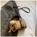 Sac Boston bicolore marron et beige avec texture grainée et breloque ours - Khaki avec Pendentif