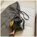 Borsa a secchiello nera lucida minimalista con manico tondo e ciondolo di perline - Nero