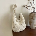 Beigefarbene, handgehäkelte Granny Square Einkaufstasche mit Innenfutter und Griffen - Weißer Reißverschluss-Stil