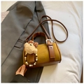 Sac Boston chic en patchwork moutarde et marron avec cuir grainé et breloque ours - Marron Jaunâtre Avec Pendentif