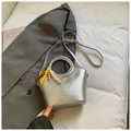 Borsa a secchiello argento minimalista con finitura metallica e ciondolo con perline - Argento