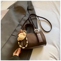 Sac Boston marron foncé en cuir avec boucles en métal et charm d'ours peluche - Café avec Pendentif
