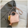 Borsa a secchiello rosa chiaro minimalista con manico circolare e ciondolo di perline - Rosa