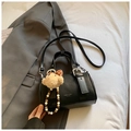 Sac Boston noir chic en cuir grainé avec boucle argentée et charm d'ours en peluche - Noir avec pendentif