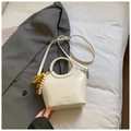 Borsa a secchiello minimalista bianco crema in pelle lucida con charm di perline - Bianco