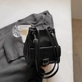 Borsa a secchiello minimalista in pelle nera con fibbia argento e dettagli intrecciati - Nero