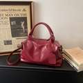 Elegante bolso Boston burdeos en cuero brillante con correa de hombro ajustable - Burdeos
