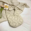 Beige handgehäkelte Tragetasche mit floralem Lochmuster und breitem Schultergurt - Weißer Magnetverschluss-Stil