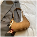 Borsa marrone vintage opaca con ciondolo decorativo di perle e cerniera dorata classica - Marrone con ciondolo