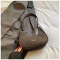 Elegante borsa hobo grigio scuro a mezzaluna in pelle opaca con scritte dorate - Caffè senza Ciondolo