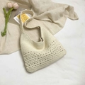 Bolso de hombro de ganchillo crema con detalles florales de punto y estilo bohemio - Cierre Magnético / Blanco Roto