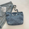 Borsa tote in denim blu con tasche sfrangiate e catena decorativa con perle e fiocchi - Blu
