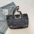 Borsa tote vintage in denim grigio scuro con catena di perle, fiocco e tasca sfrangiata - Nero