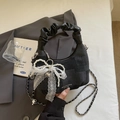 Borsa hobo nera a mezzaluna con fiocco in pizzo, nappe di perle e ciondolo a cuore - Nero con ciondolo
