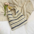 Schicke hohle Strick-Tote-Bag in Creme mit blauen Streifen und Tulpen-Dekoration - Magnetverschluss / Blau