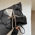 Sac Boston noir brillant avec nœud à carreaux et détails de quincaillerie argentée - Noir