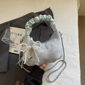 Borsa a mezzaluna azzurra con manico a pieghe e ciondolo a fiocco di perle fine - Blu con Pendente