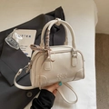 Sac Boston rétro en cuir blanc crème avec logo COIN embossé et détail foulard soie - Blanc Cassé