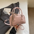Sac à main en cuir verni rose au design minimaliste avec détail foulard en soie - Rose