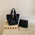 Détail du sac seau noir grainé avec fermoir doré et sa pochette à monnaie assortie - Noir sans Pendentif