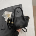 Sac seau chic en cuir noir à motif litchi avec détails dorés et logo élégant - Noir