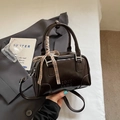Sac à main en cuir verni marron foncé brillant avec bandoulière et foulard en soie - café