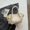 Sac seau chic blanc crème en cuir grainé avec d'élégantes finitions en métal doré - Blanc Cassé