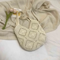 Elegante borsa tote all'uncinetto bianco crema con motivi a quadri intrecciati bohémien - Chiusura Magnetica / Bianco Sporco