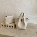 Détail macro du sac seau blanc crème en cuir grainé avec fermoir rotatif doré et pochette - Blanc Sans Pendentif