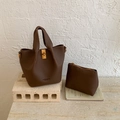 Détail de l'ensemble sac seau en cuir litchi marron foncé avec fermoir doré et pochette - Café sans Pendentif