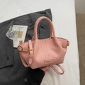 Sac seau rose en cuir grainé avec poignée supérieure et bandoulière réglable - Rose