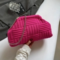 Borsa a nuvola trapuntata rosa acceso con tracolla a catena per donne alla moda - Rosa