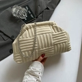 Pochette in maglia color avena con trama trapuntata e tracolla a catena argento - Bianco