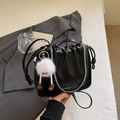 Bolso bandolera nube negra fruncida con cadena plateada y colgante de peluche blanco - Con Colgante / Negro