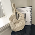 Beige Häkel-Schultertasche mit hohlen geometrischen Mustern und breitem Trageriemen - Weißer Reißverschluss-Stil