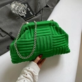 Borsa a nuvola lavorata a maglia verde con trama quadrata e tracolla a catena - Verde