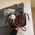 Bolso tipo cubo plisado marrón oscuro con cadena plateada y colgante de peluche - Con Colgante / Marrón