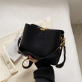 Schwarze Eimer-Tasche aus Kieselleder mit goldenen Beschlägen und dickem Handgriff - Schwarz